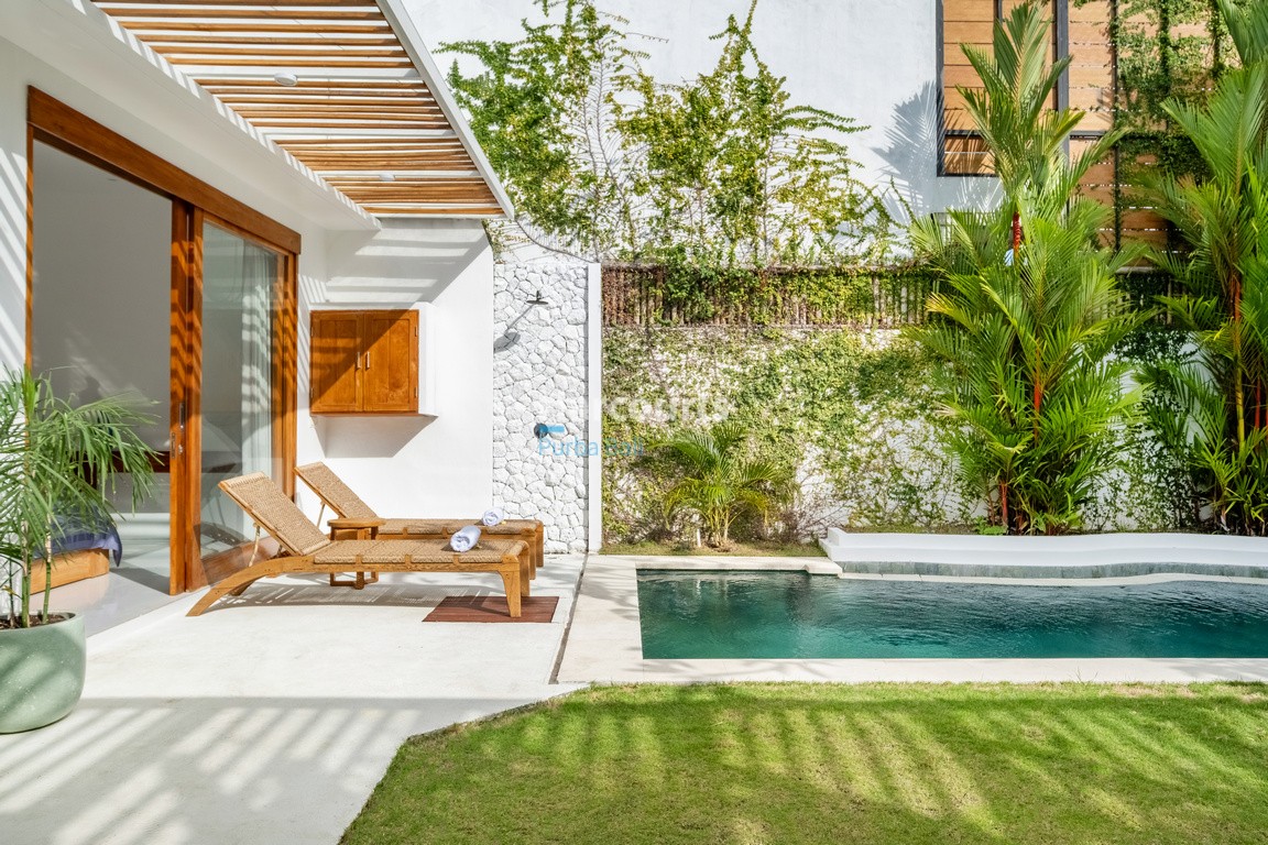finished-shaded-lounge-expansive-swimming-pool