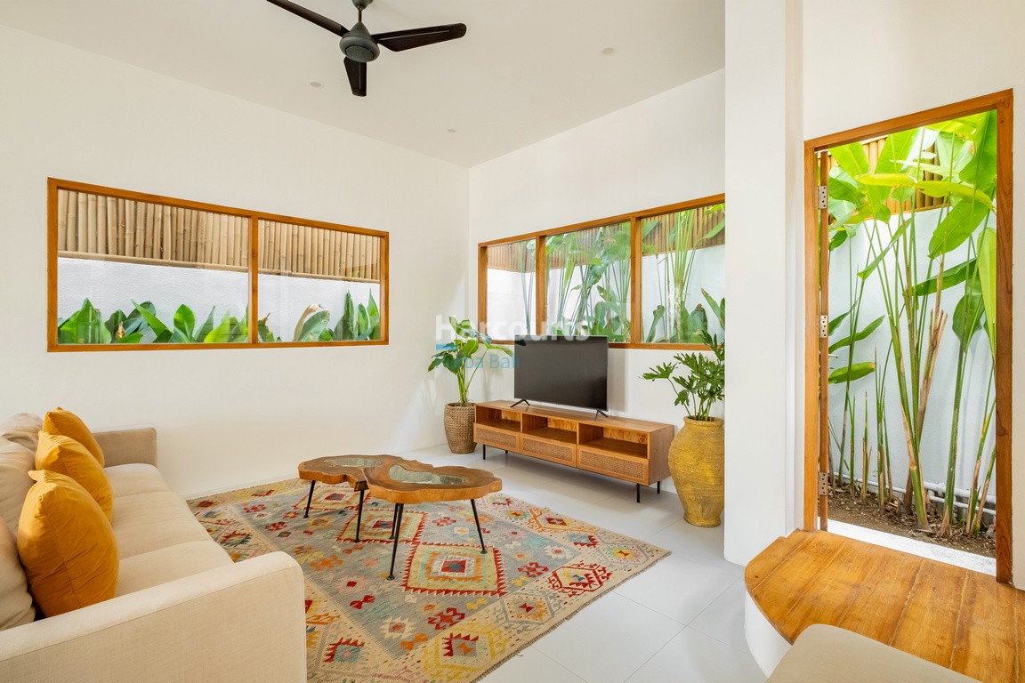 finished-shaded-lounge-expansive-leasehold-opportunity