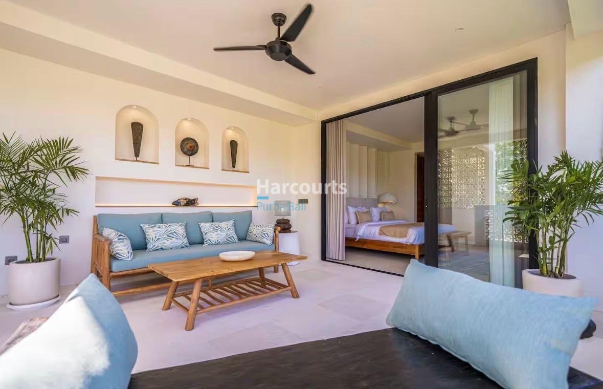 Discover Contemporary Tropical Living Swimming Pool