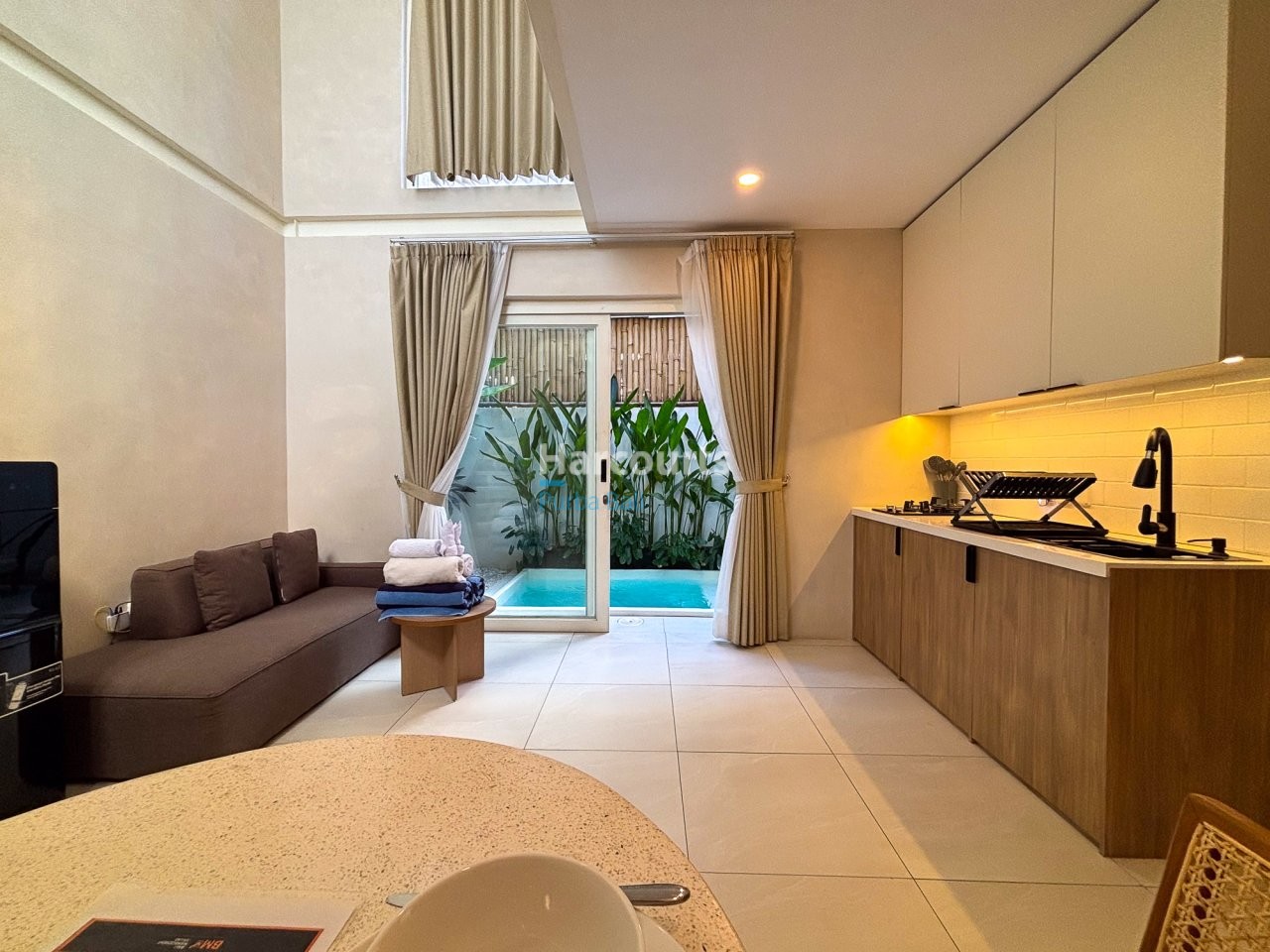 Discover Stylish Tropical Retreat Ocean Breeze