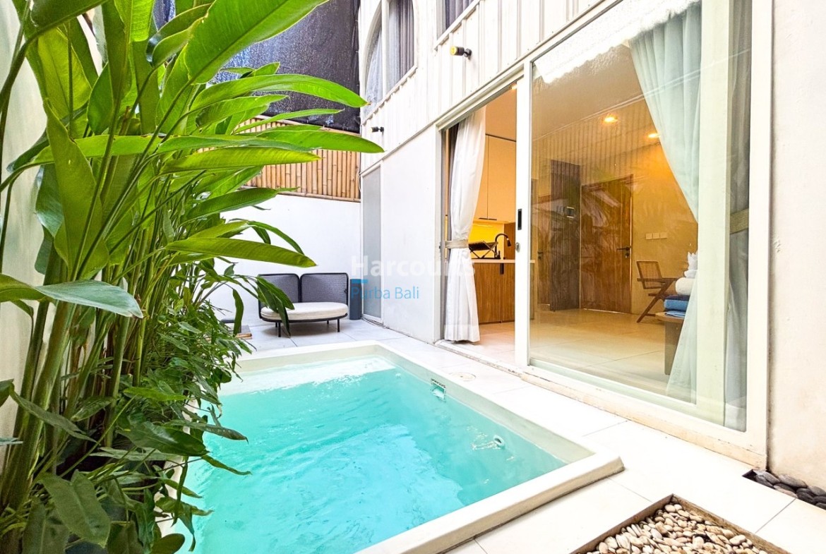 Discover Stylish Tropical Retreat Swimming Pool