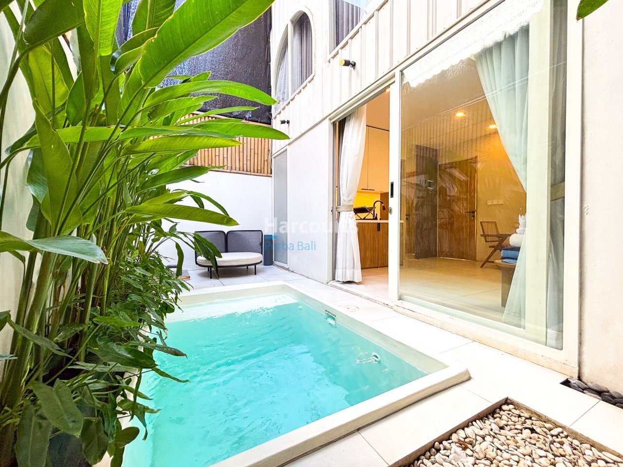 Discover Stylish Tropical Retreat Swimming Pool