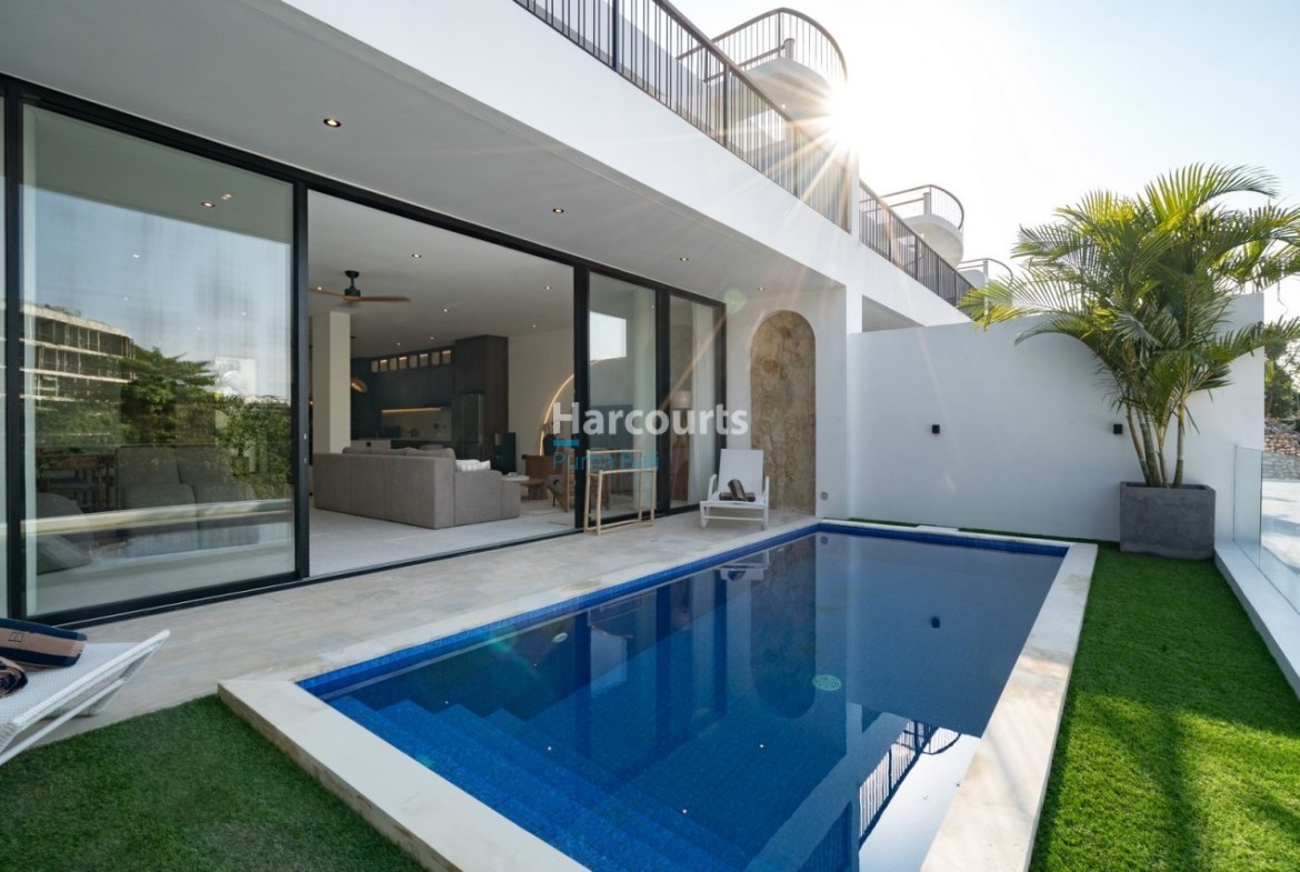 Experience Contemporary Tropical Living Holiday Rental