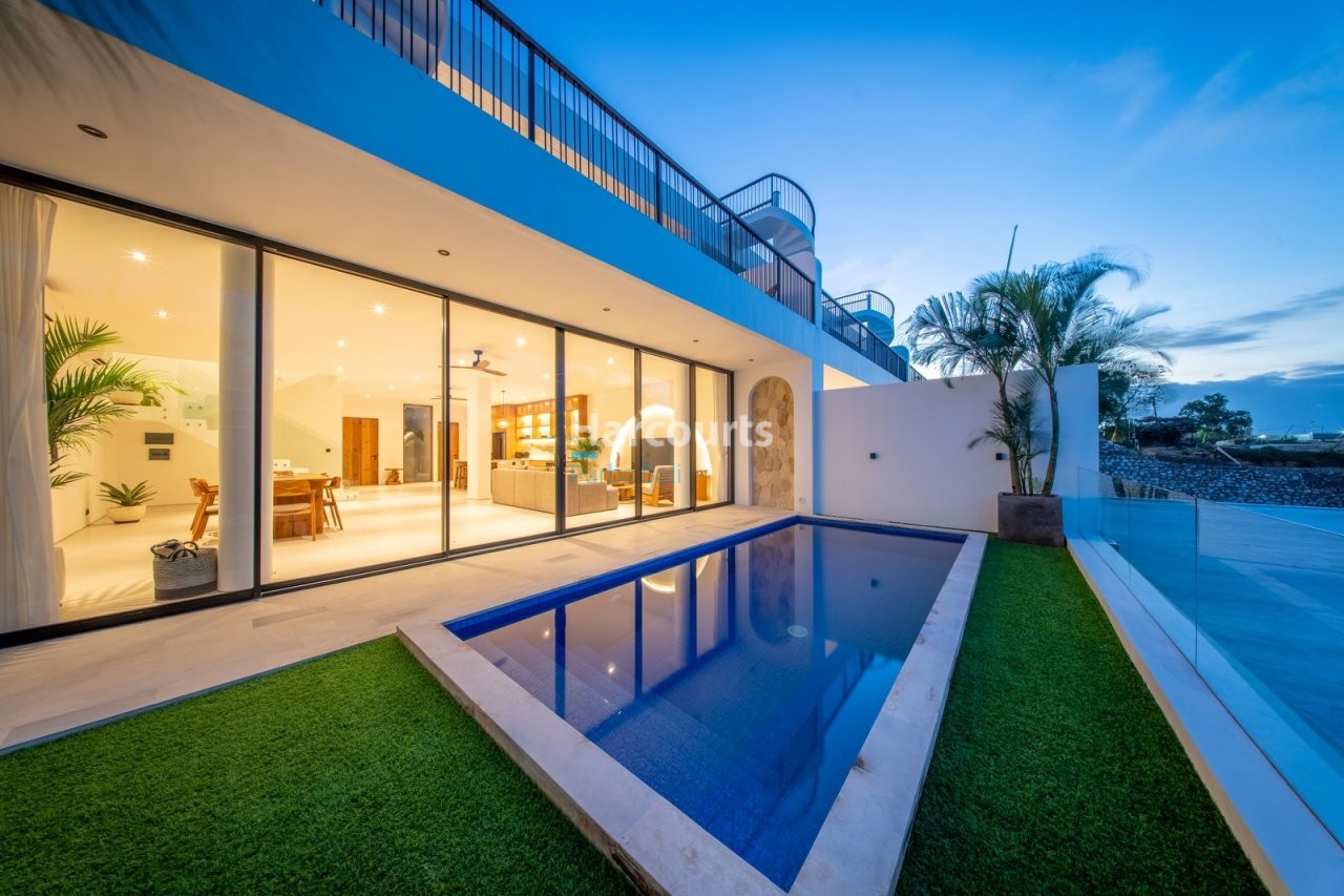 Positioned Prime Location Between Holiday Rental
