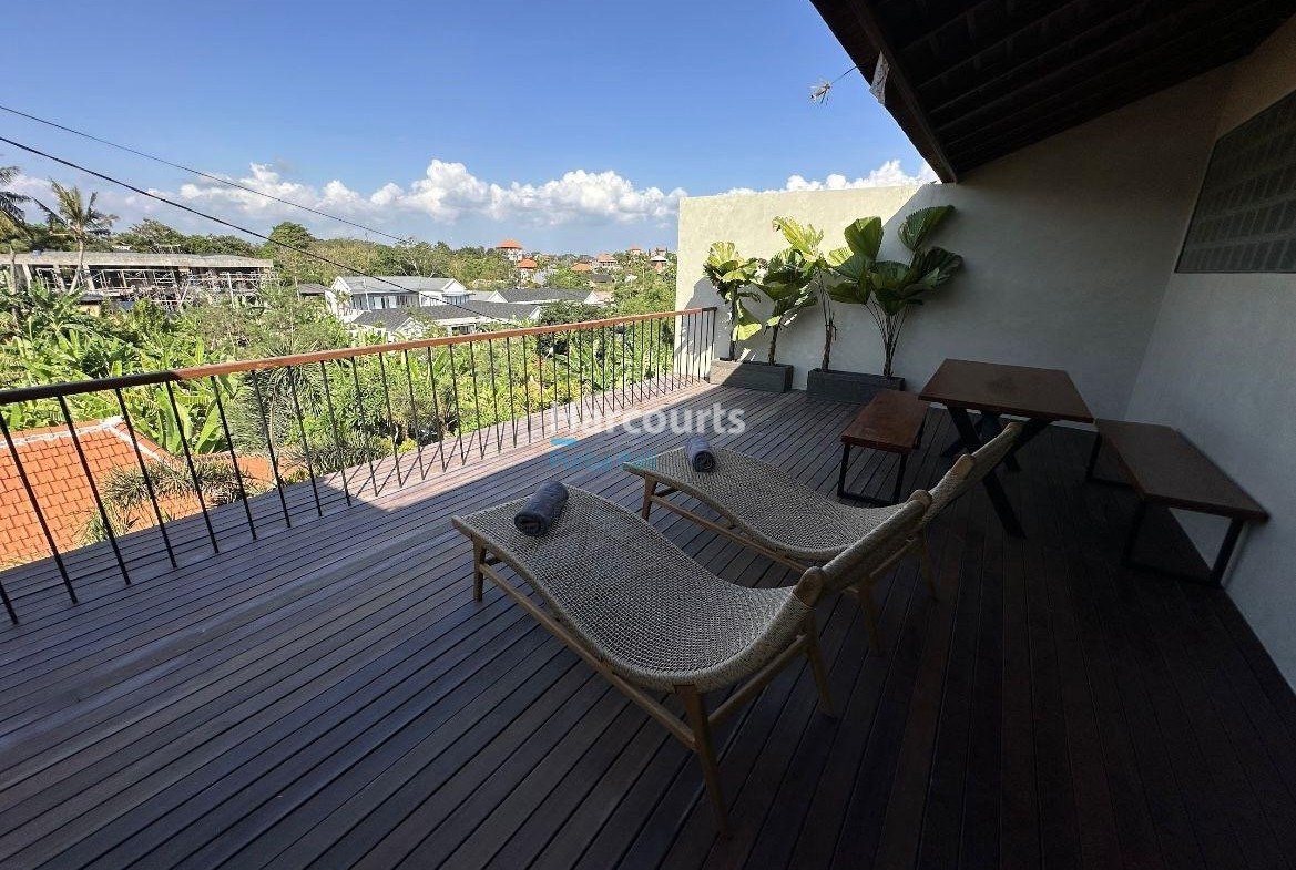 Set Highly Sought After Area Freehold Ownership