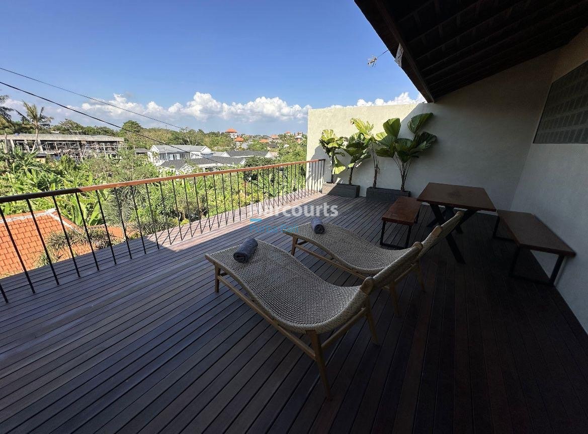 Set Highly Sought After Area Freehold Ownership