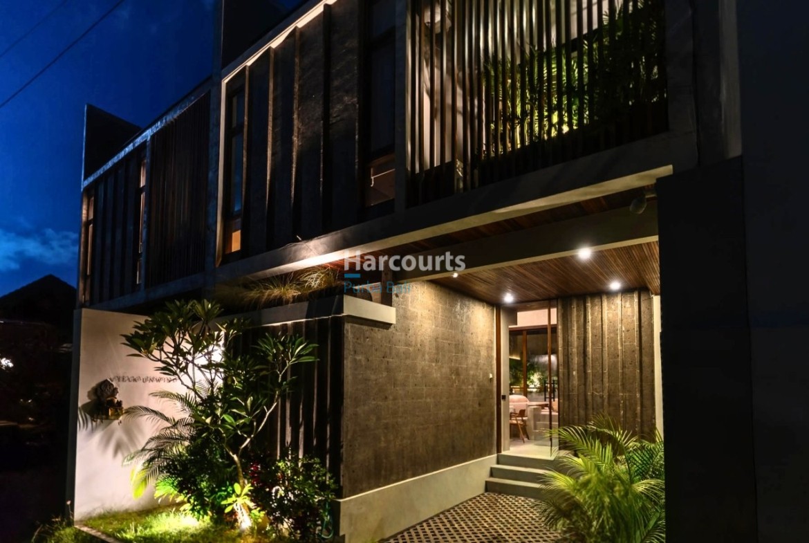 Set Highly Sought After Area Ocean Breeze