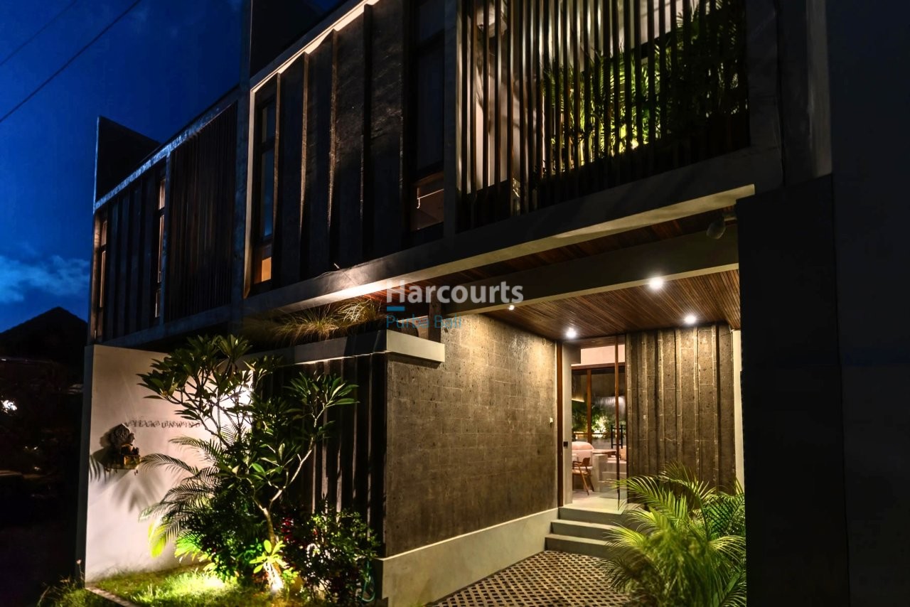 Set Highly Sought After Area Ocean Breeze