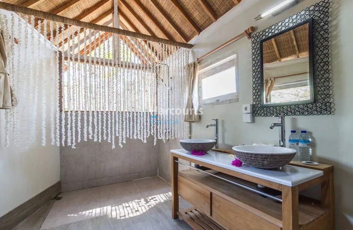 Positioned Directly Beachfront Gili Holiday Rental
