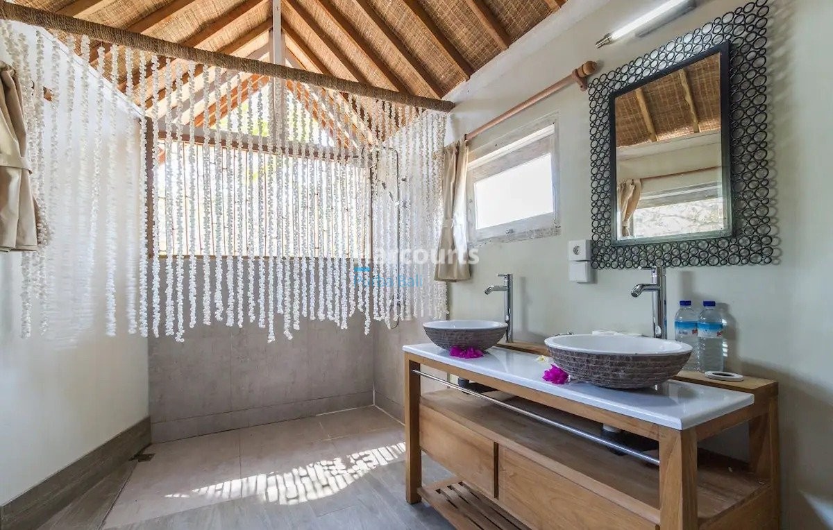 Positioned Directly Beachfront Gili Holiday Rental
