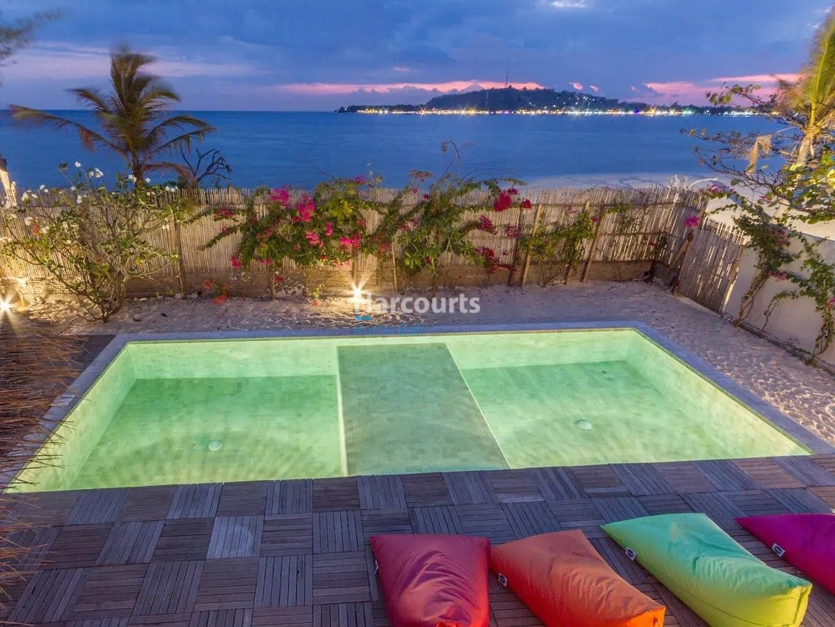 Positioned Directly Beachfront Gili Ricefield View