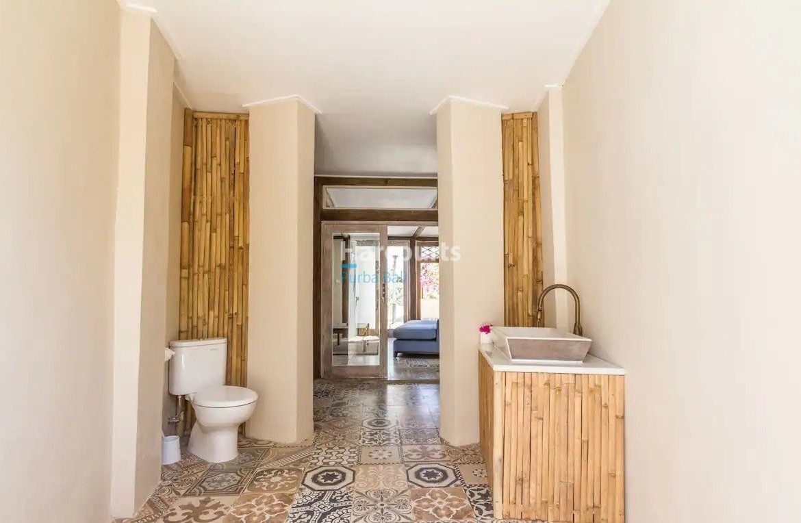 Positioned Directly Beachfront Gili Swimming Pool
