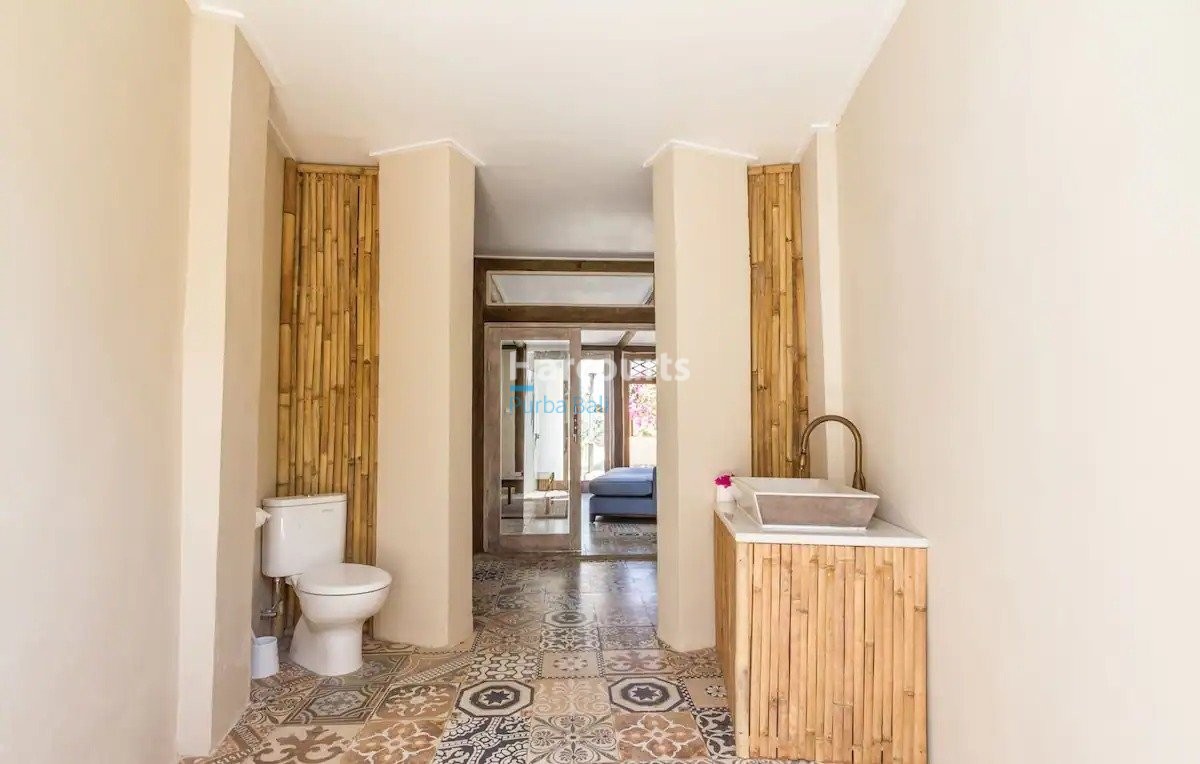 Positioned Directly Beachfront Gili Swimming Pool