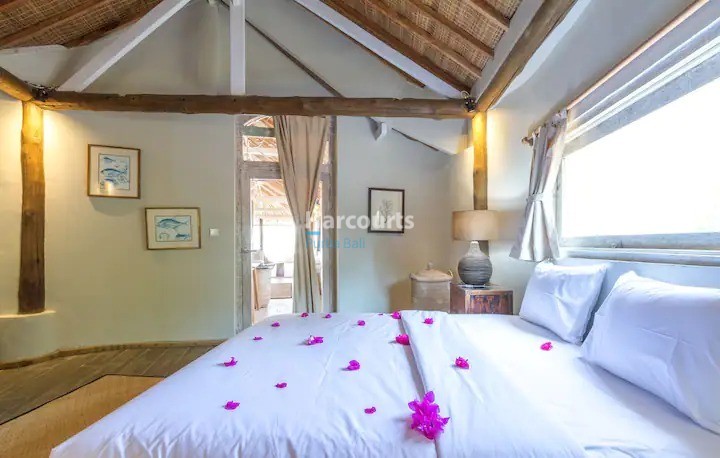 Positioned Directly Beachfront Gili Tropical Modern2
