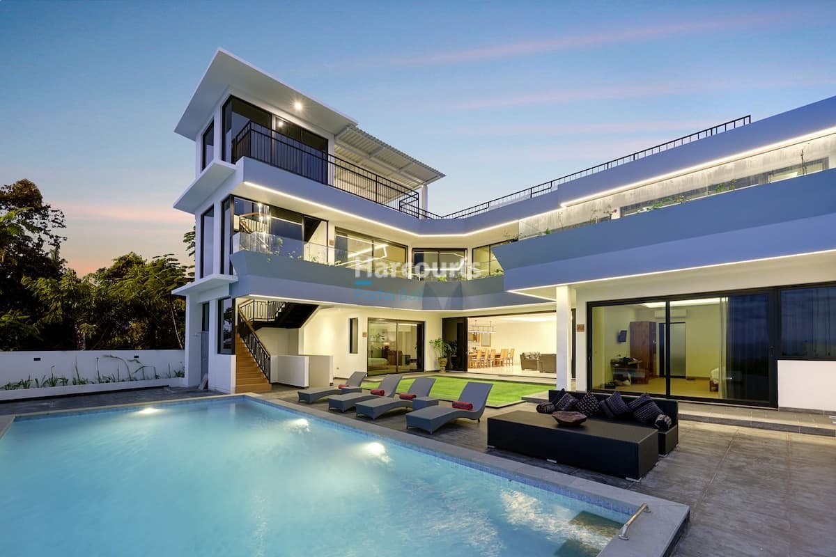 Positioned Sought After Pecatuuluwatu Area Swimming Pool