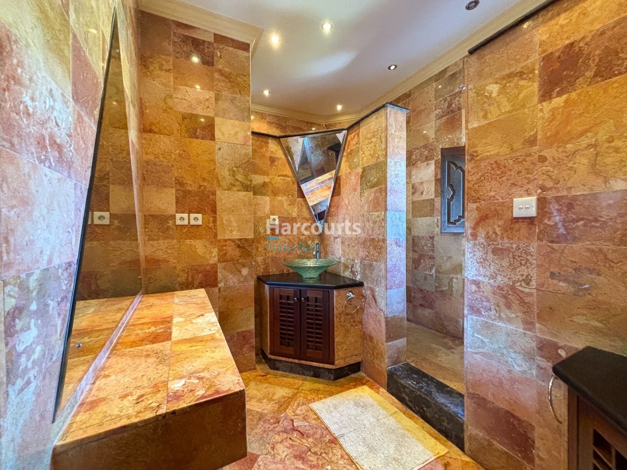 Set Along Jalan Melasti Freehold Ownership