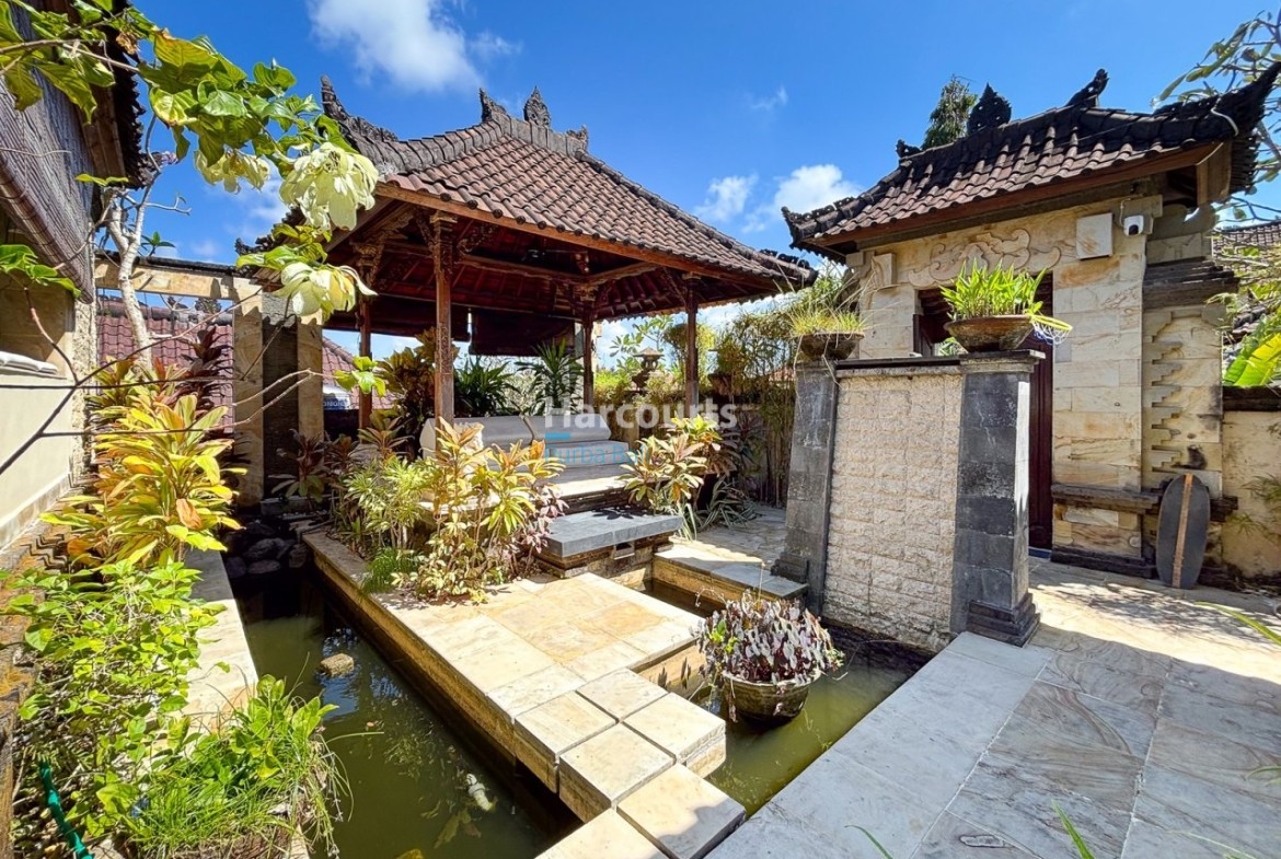 Set Along Jalan Melasti Tropical Modern