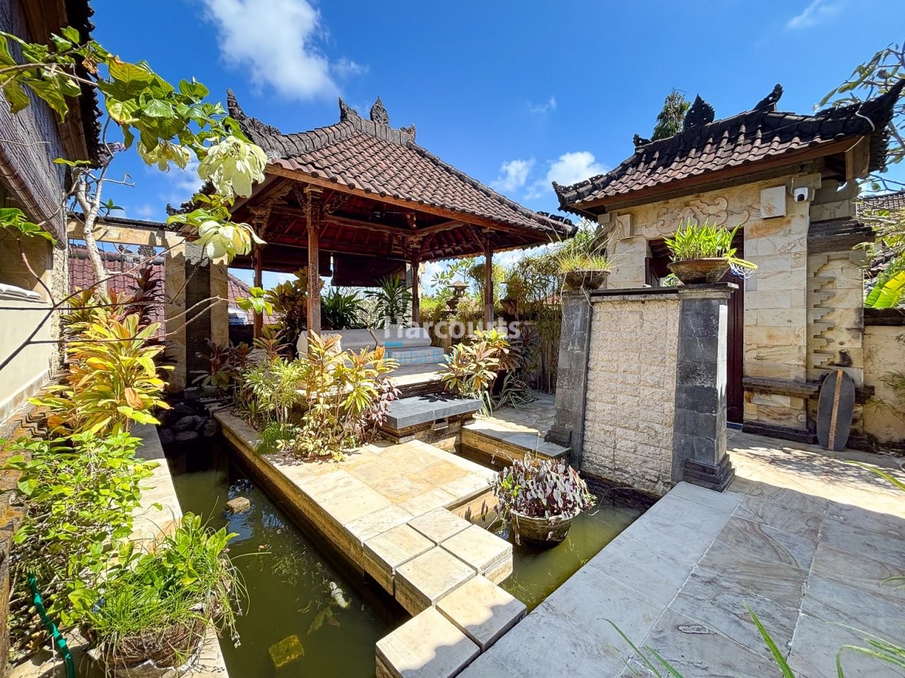 Set Along Jalan Melasti Tropical Modern
