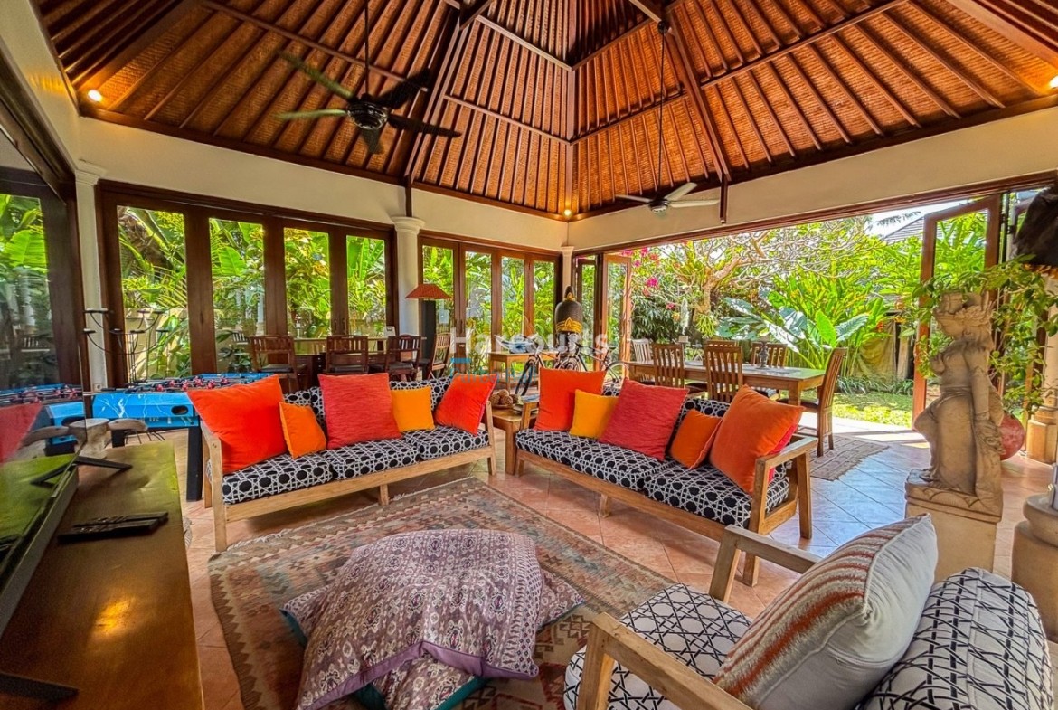 Set Desirable Cemagi This Tropical Modern