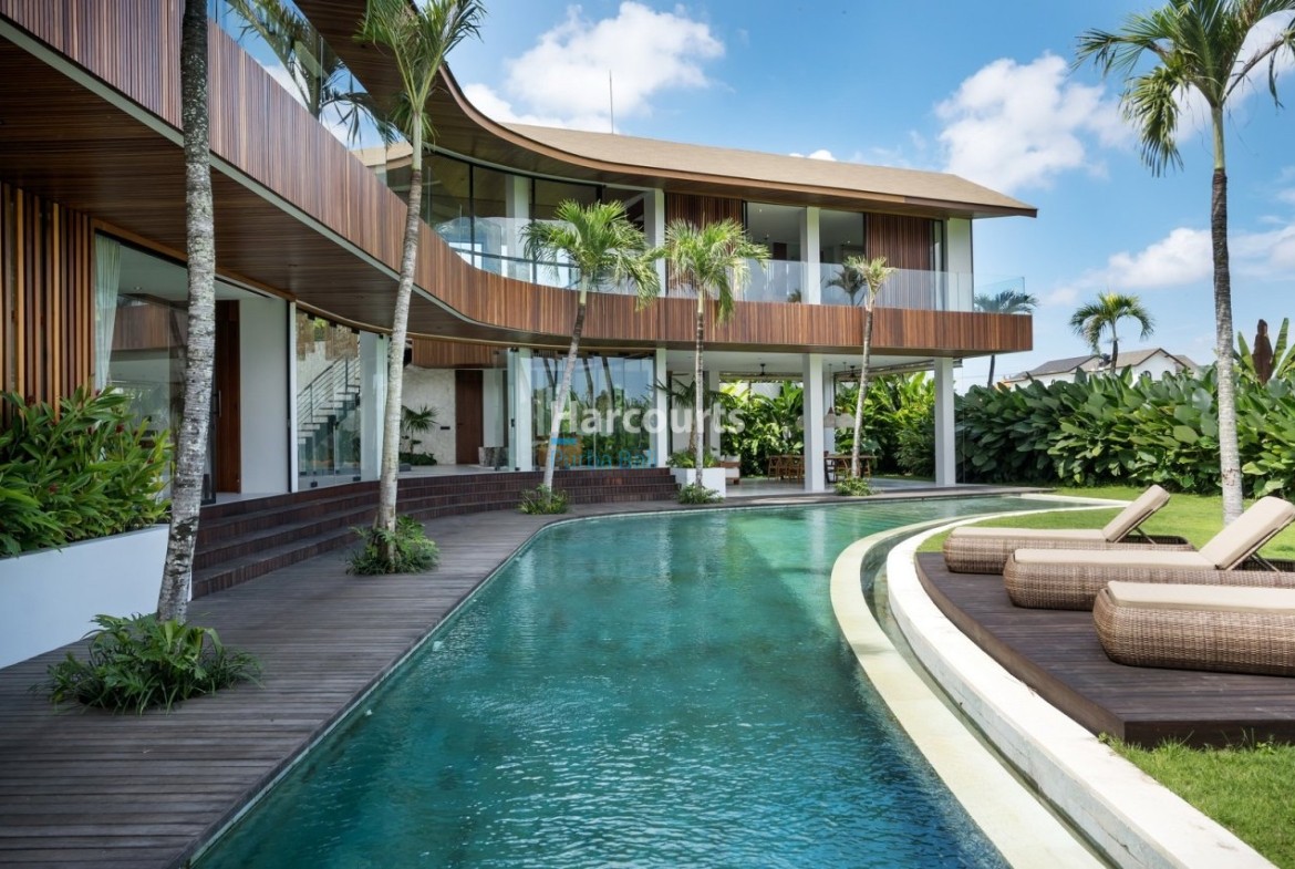 Set Within Peaceful Residential Swimming Pool