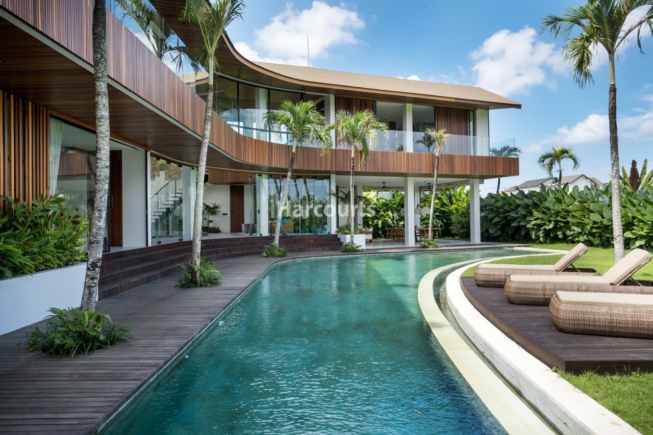 Set Within Peaceful Residential Swimming Pool