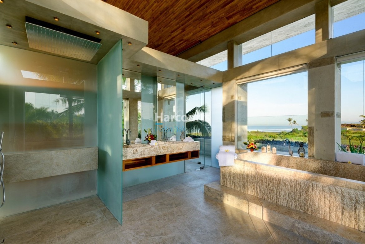 Spectacular Beachfront Freehold Villa Real Estate Bali 1