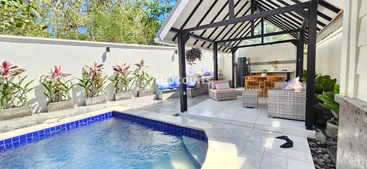 Discover Relaxed Contemporary Living Tropical Modern