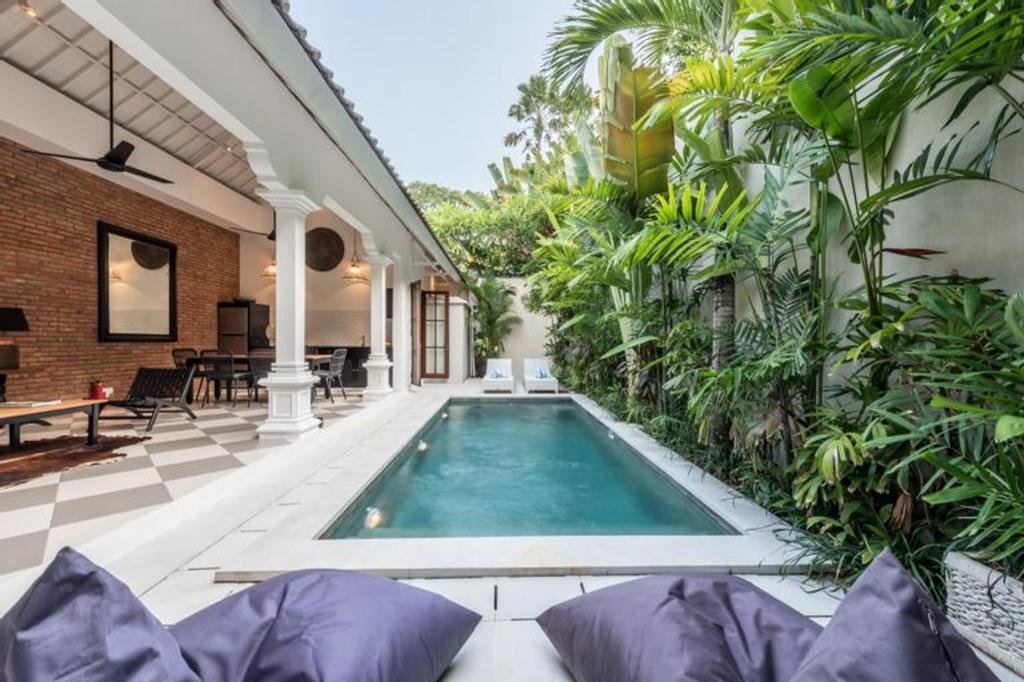 Ideally Positioned Famous Jalan Swimming Pool