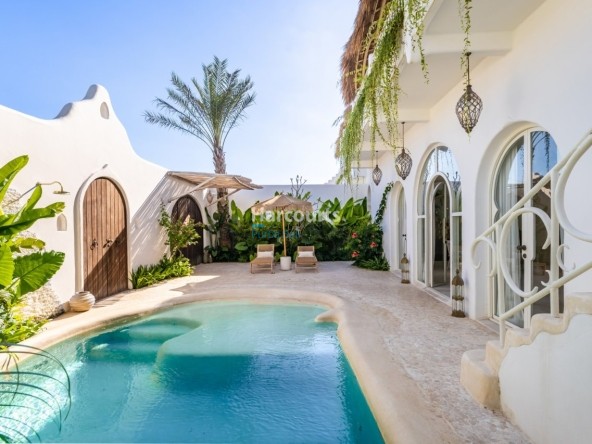 Located Peaceful Coastal Village Ocean Breeze