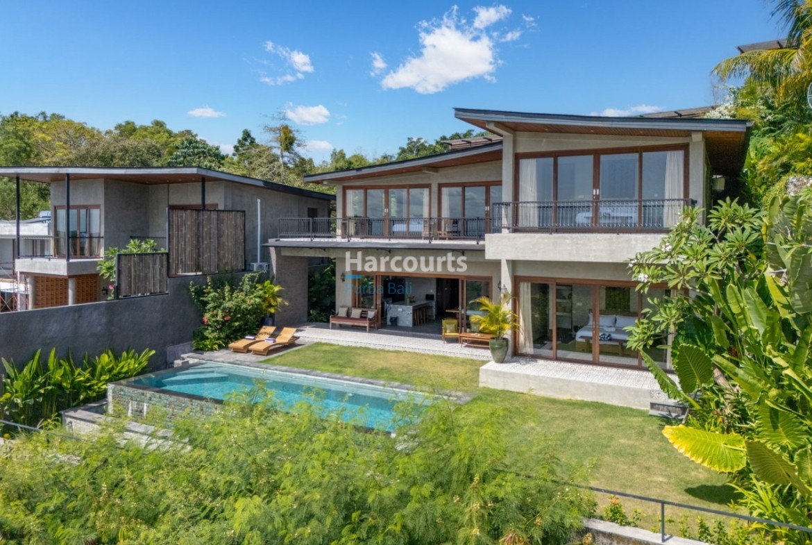 Set Within Highly Desirable Swimming Pool