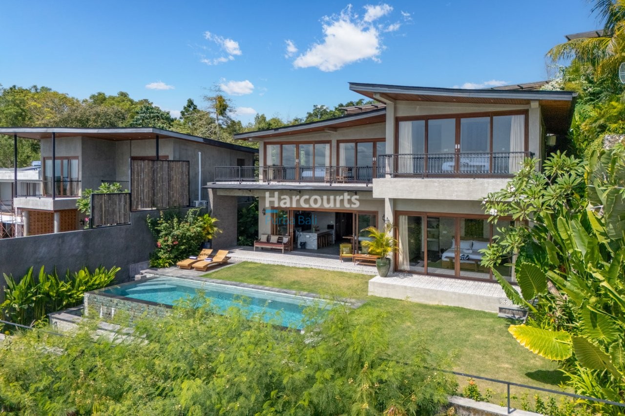 Set Within Highly Desirable Swimming Pool