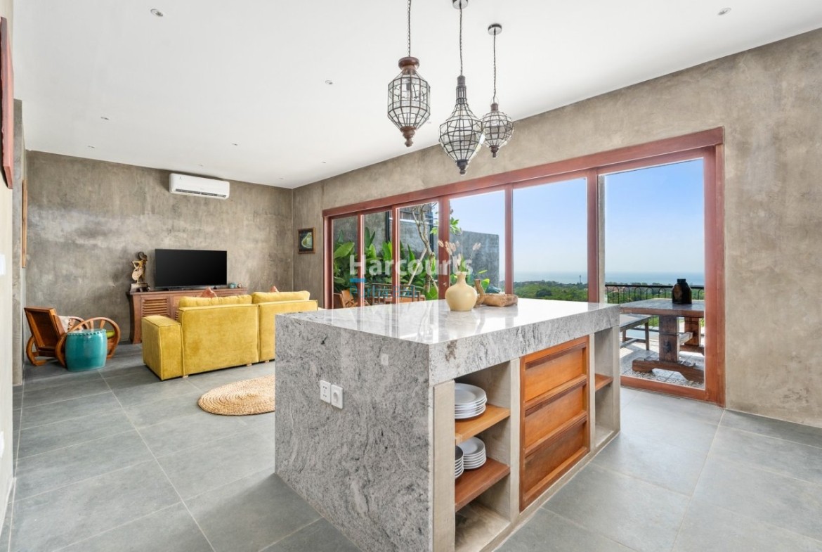 Set Within Highly Desirable Swimming Pool