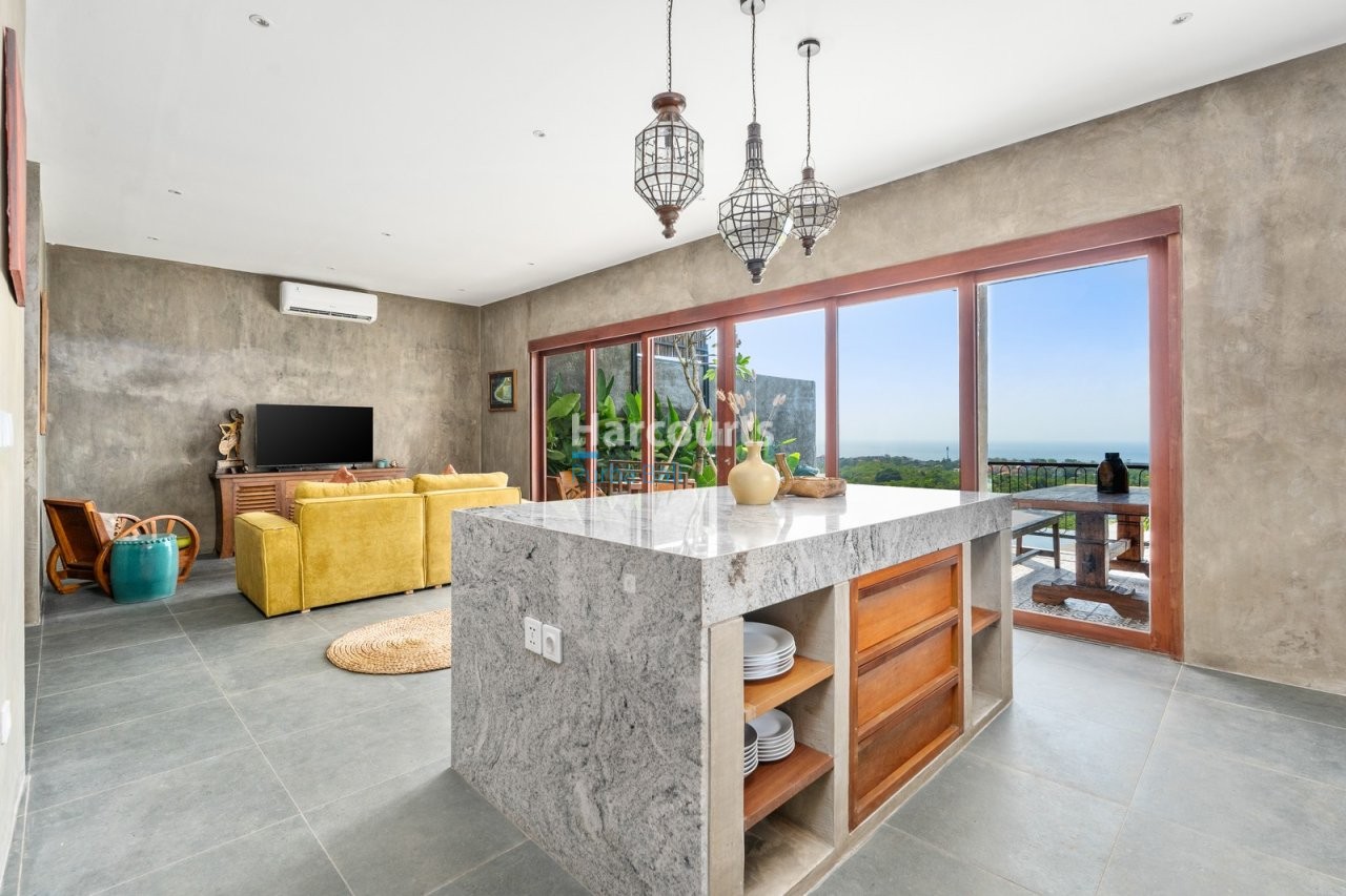 Set Within Highly Desirable Swimming Pool