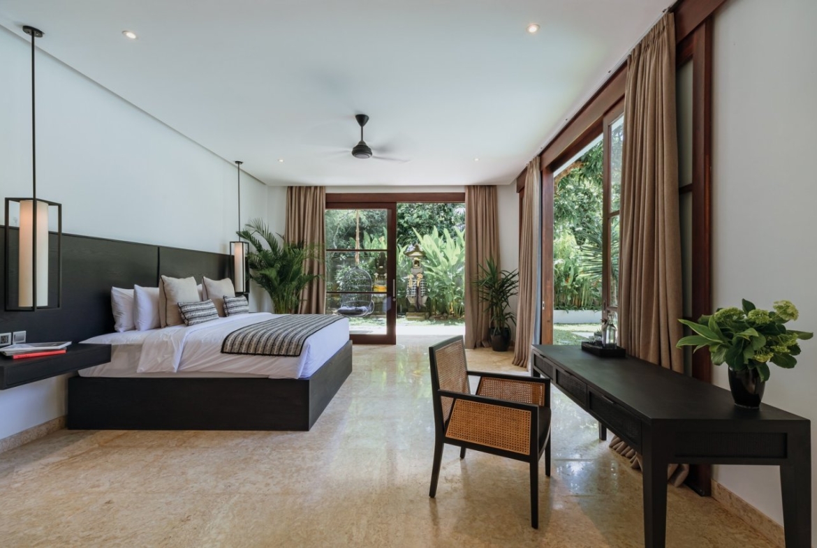 Substantial Luxury Villa Heart Swimming Pool
