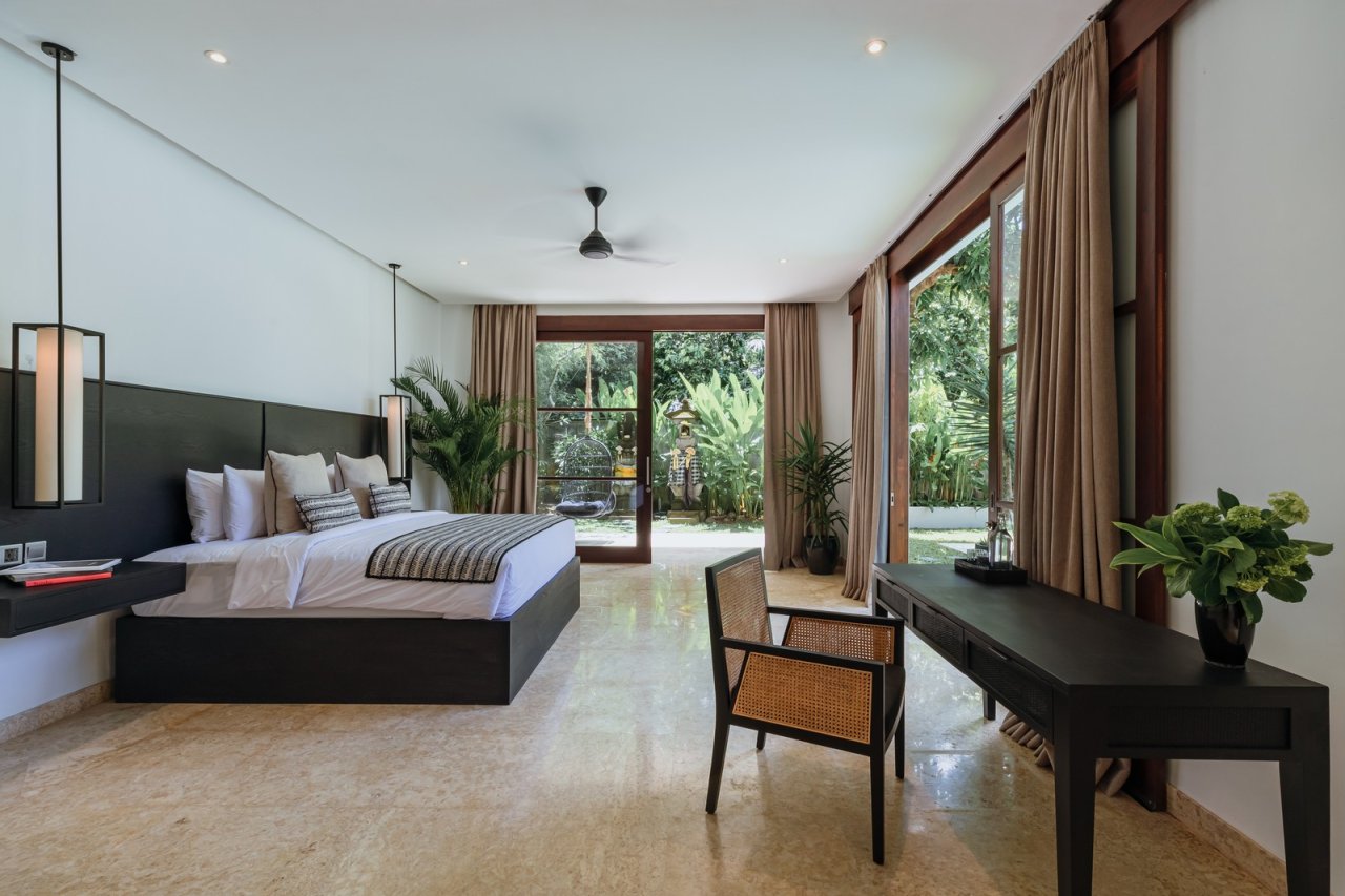 Substantial Luxury Villa Heart Swimming Pool